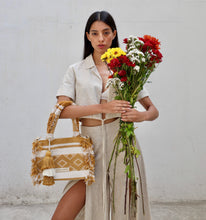 Load image into Gallery viewer, Peluda
